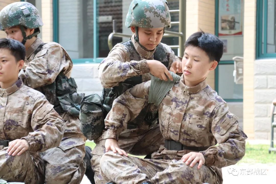 关于女兵的稿件，她们的力量与荣耀，女兵的力量与荣耀，展现飒爽英姿