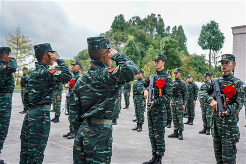 武警特战衣服图片，展现力量与荣耀的战袍风采，武警特战战袍风采，力量与荣耀的展现图片集