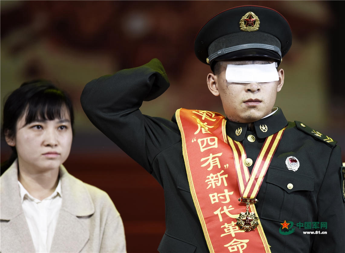八一勋章杜富国事迹，英勇无畏的排雷英雄，英勇无畏的排雷英雄杜富国荣获八一勋章的事迹
