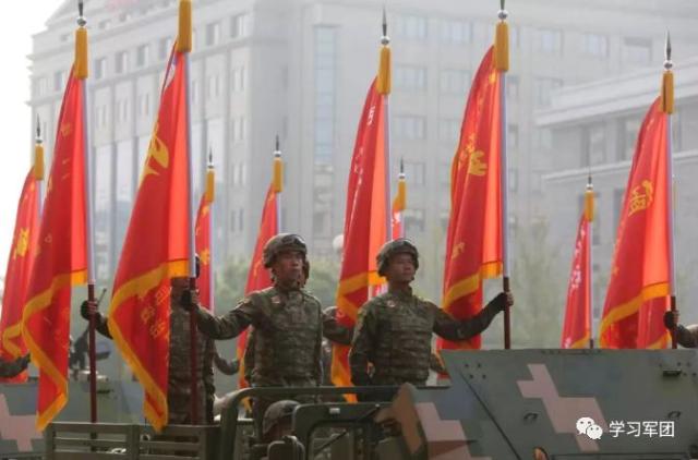 阅兵战旗方队中的多彩战旗，一览无余的旗帜展示，阅兵战旗方队中的多彩旗帜展示，一览无余的荣耀旗帜风采