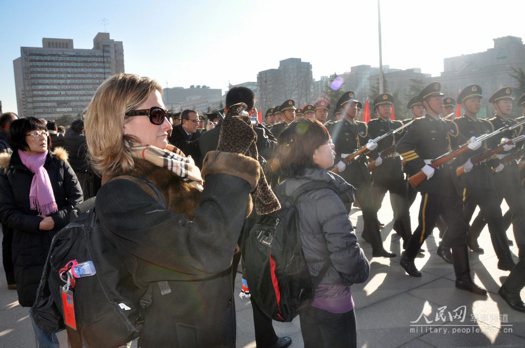 中国人民解放军仪仗队女兵，外国人的视角，中国人民解放军仪仗队女兵，外国人的观察视角