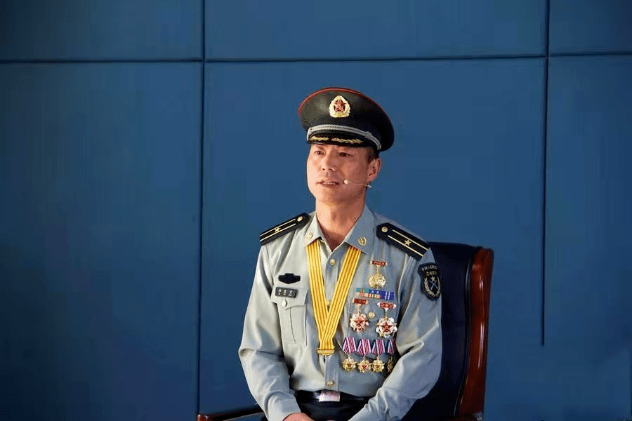 昆仑山舰长，领航深海，展现中国海军力量，昆仑山舰长领航深海，彰显中国海军力量
