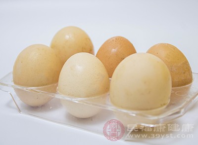 每天吃几个鸡蛋正常，营养平衡与健康饮食的探讨，营养平衡与健康饮食，每天吃几个鸡蛋正常？