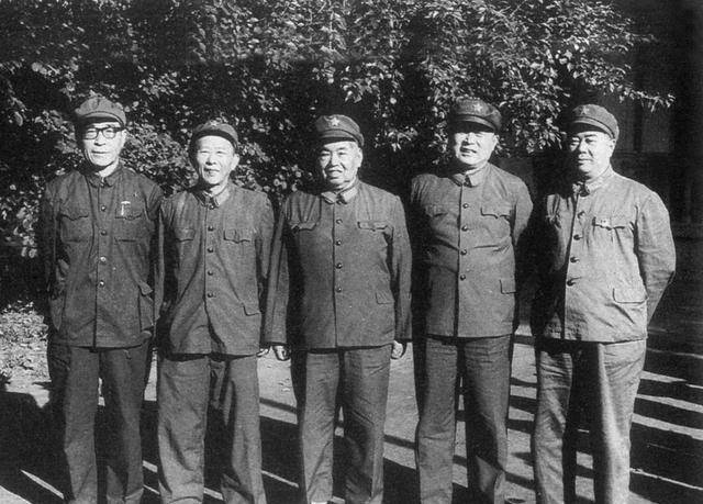 兵团司令与集团军司令，军事体系中的层级与职责对比，兵团司令与集团军司令，军事体系中的层级与职责对比解析