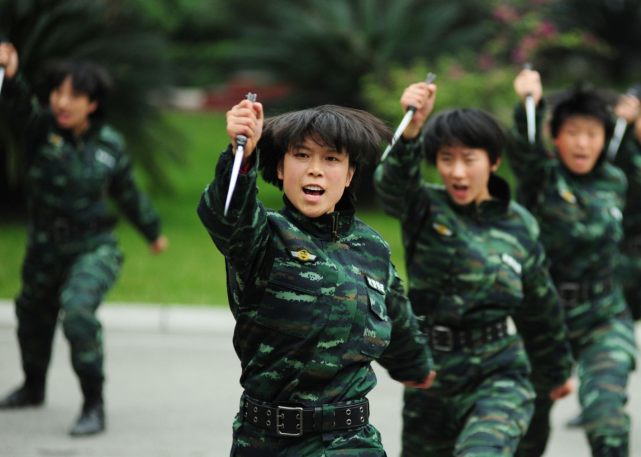 中国女兵高清训练图片大全，展示力量与荣耀的瞬间，中国女兵训练瞬间，力量与荣耀的高清图片大全