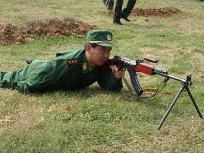 独臂英雄丁晓兵降了几级，逆境中的坚韧与勇气展现，逆境中的坚韧与勇气，独臂英雄丁晓兵降级展现不屈精神