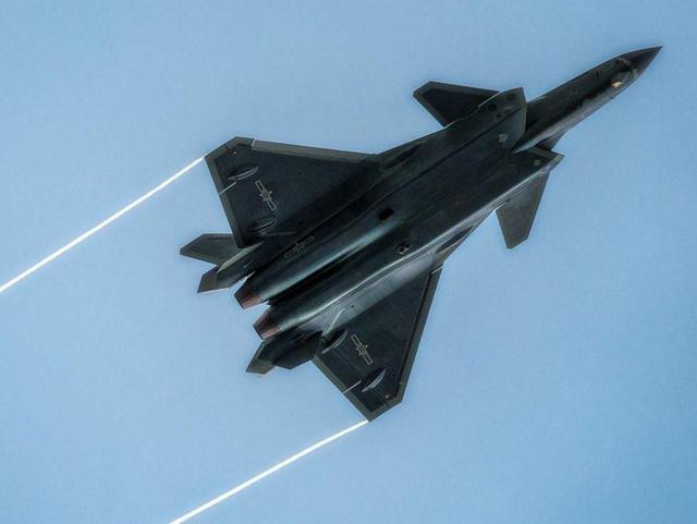 歼20与F-22对决，谁为空中霸主？，歼20与F-22空中对决，谁主沉浮？