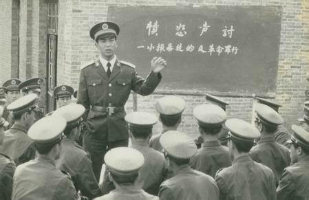 丁晓兵没有右手那张照片儿，英雄背后的坚韧与力量，丁晓兵，英雄背后的坚韧与力量——无右手的照片儿见证其志