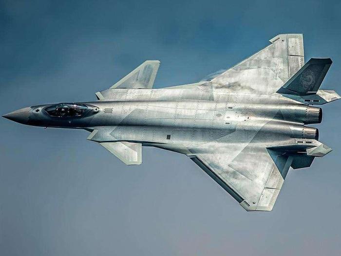 现代战舰，F-22与歼-20，谁领风骚？，现代战舰对决，F-22与歼-20，谁主沉浮？