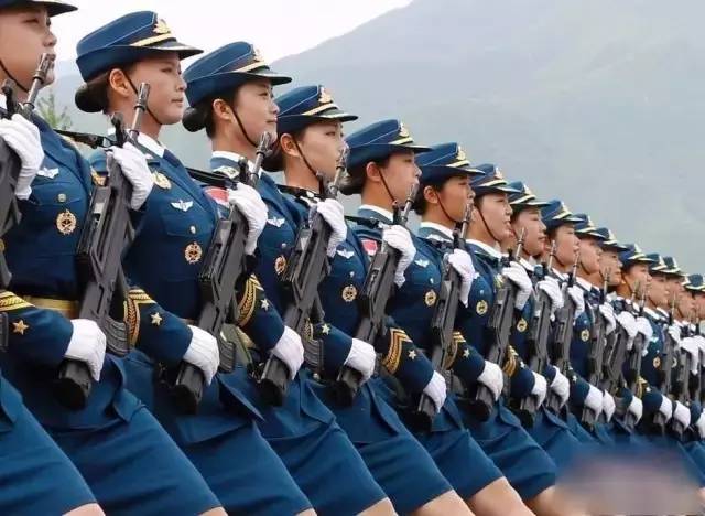 中国女兵的图片大全，展现飒爽英姿的她们，中国女兵飒爽英姿图片大全