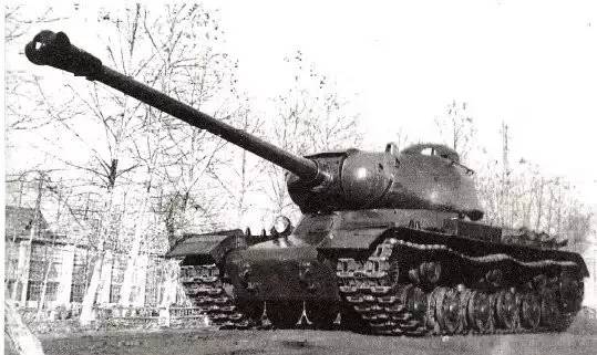 KV1与虎式，坦克巨匠的碰撞与对比，KV1与虎式，坦克巨匠的交锋与对比