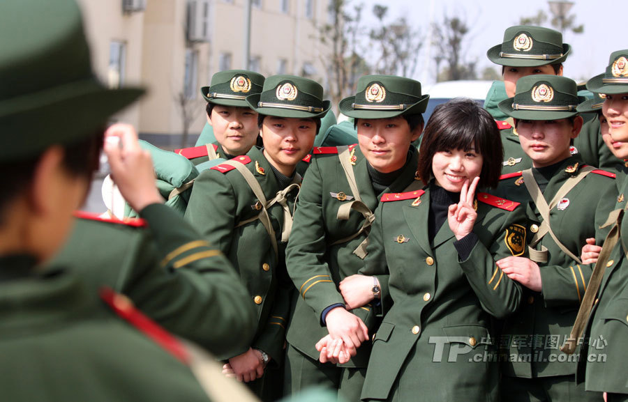 中国武警女兵单人图片的独特魅力与风采展现，中国武警女兵，独特魅力与风采展现的单人图片