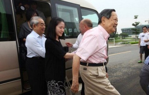 杨振宁，92岁的传奇人生与不朽贡献，杨振宁，传奇人生92载，不朽贡献永载史册