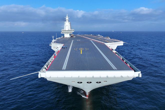 航空母舰，多少人工作的壮丽海洋巨兽？，航空母舰，壮丽海洋巨兽背后的众多工匠之力