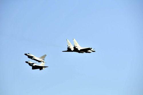 中国空军电影中的战斗机跳伞与男生英雄形象塑造，中国空军电影中的跳伞英雄与男儿本色，战斗机跳伞与男生英雄形象探究