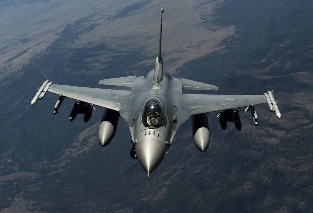 揭秘F-16战斗机的惊人推力，多少吨？，揭秘F-16战斗机惊人推力，多少吨？揭秘真相！