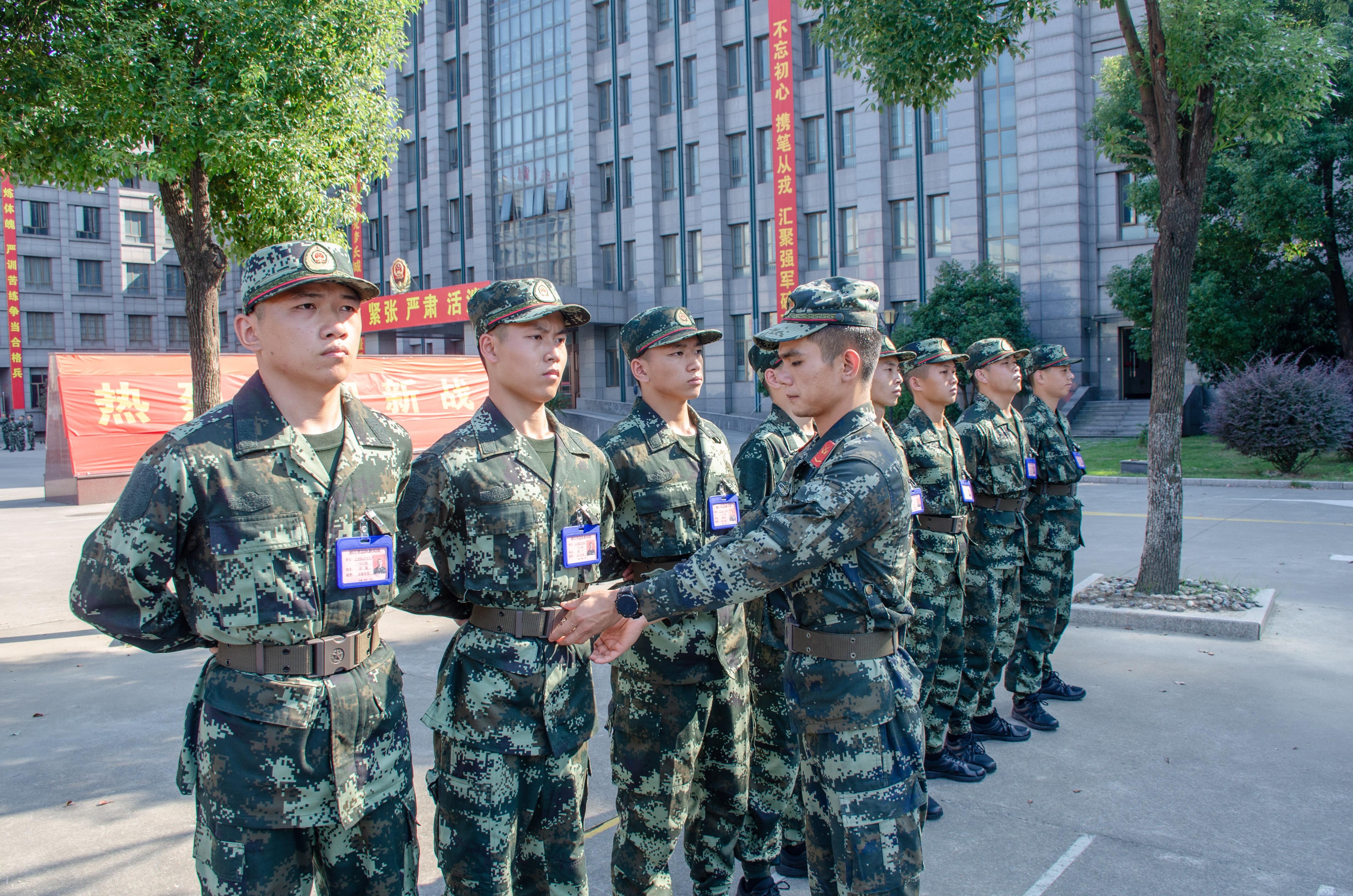 新兵训练，如何提升自我，成为一名优秀战士，新兵训练，自我提升之路，锻造优秀战士的必经之路
