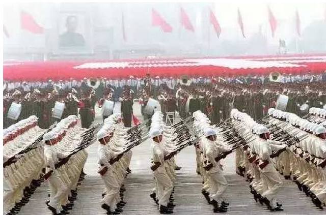 日本人评价中国阅兵式，庄重、震撼与超越的展示，日本人眼中的中国阅兵式，庄重、震撼与超越的军事力量展示