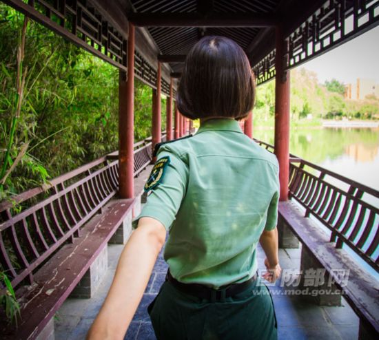 军装背影照片女，荣耀与骄傲的象征，军装背影女，荣耀与骄傲的化身