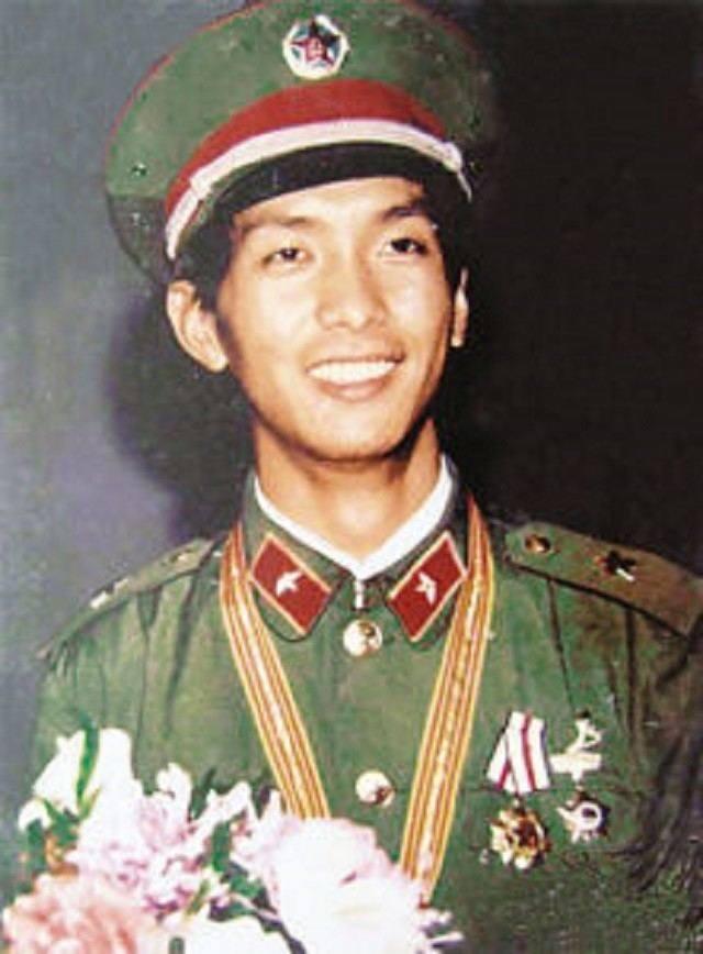 揭秘丁晓兵断臂照片背后的故事，谁拍摄了这张感人至深的影像？，揭秘丁晓兵断臂照片背后的故事，拍摄感人影像的神秘摄影师揭晓。