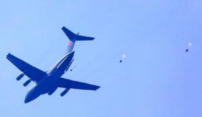 运-20空投装甲车，空中力量的新里程碑，运-20空投装甲车，空中力量新里程碑