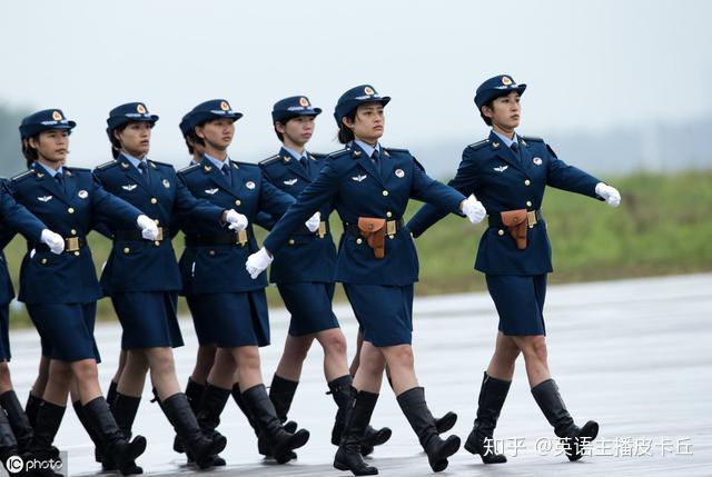 中国女兵，帅气背影的图片与故事，中国女兵的帅气背影与故事风采展示