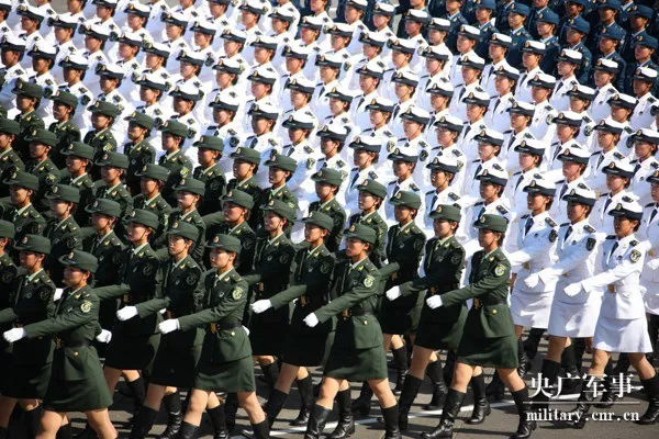 受阅的三军女兵方队，展现新时代巾帼英雄风采，新时代巾帼英雄，三军女兵方队展现风采