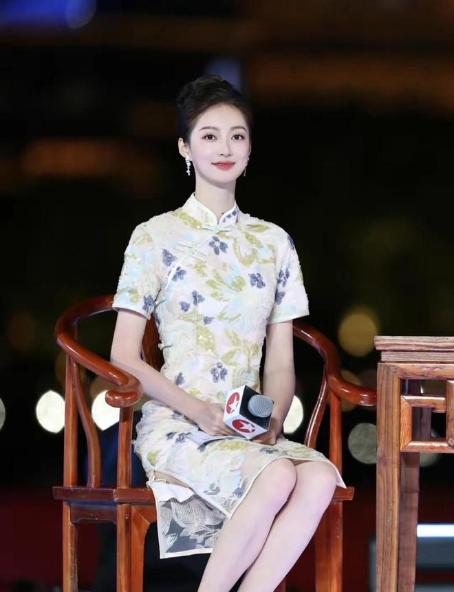 军事女主持人冯琳，闪耀在荧屏的星光，军事女主持人冯琳，荧屏上的璀璨星光