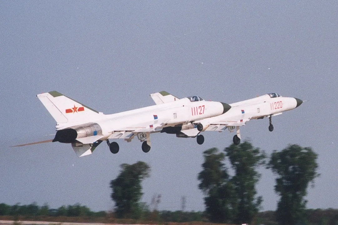 歼八首飞，中国航空史上的重要里程碑，歼八首飞，中国航空史上的辉煌里程碑