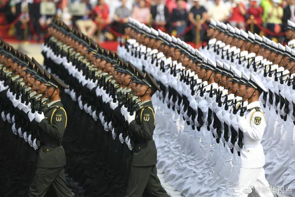 阅兵方阵里全副武装的士兵们，展现国家力量与荣耀，阅兵方阵展现国家力量与荣耀，全副武装士兵彰显威武之姿