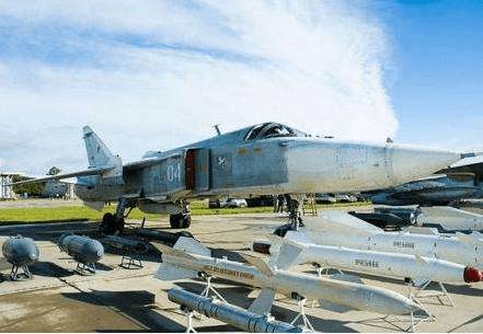 揭秘F-111战术轰炸机，冷战时代的空中霸主，揭秘冷战时代的空中霸主，F-111战术轰炸机揭秘真相