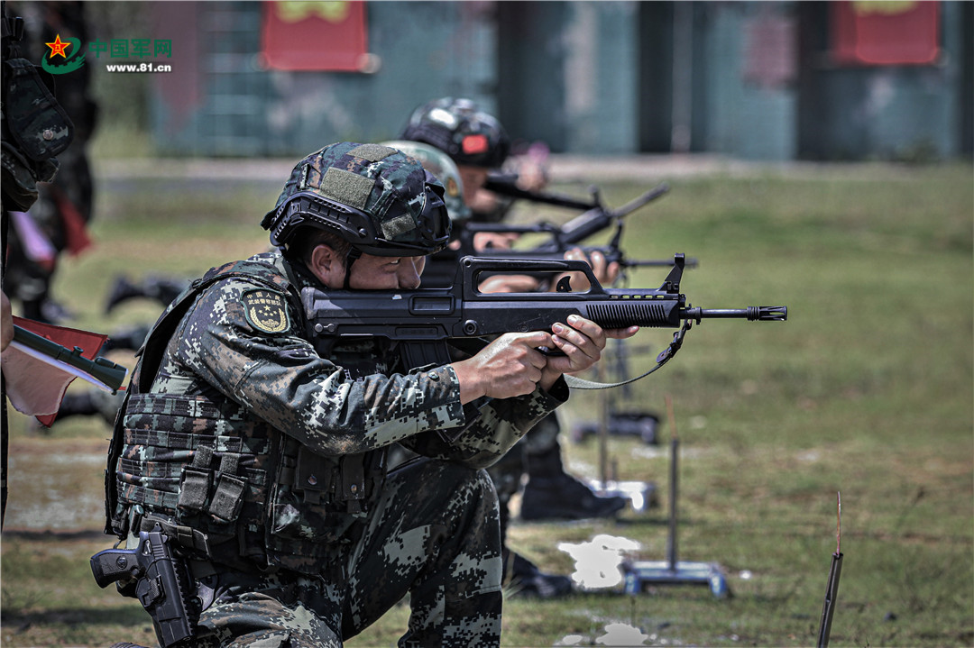 武警实弹射击，锤炼精兵强将，展现军事技能，武警实弹射击演练，锤炼精兵强将，展示精湛军事技能