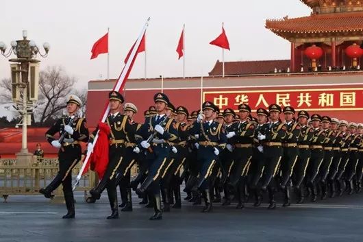 三军仪仗队升国旗仪式，多少人参与这一庄严时刻，三军仪仗队升国旗仪式，庄严时刻参与者众多
