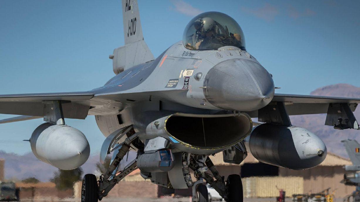 揭秘F-16战斗机的首飞时刻，历史背景与细节回顾，F-16战斗机首飞揭秘，历史背景与细节回顾
