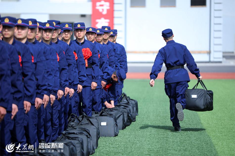 山东舰入列，中国航母力量再添新篇章，山东舰入列，中国航母力量再添新篇章——中国海军航母建设迈入新纪元