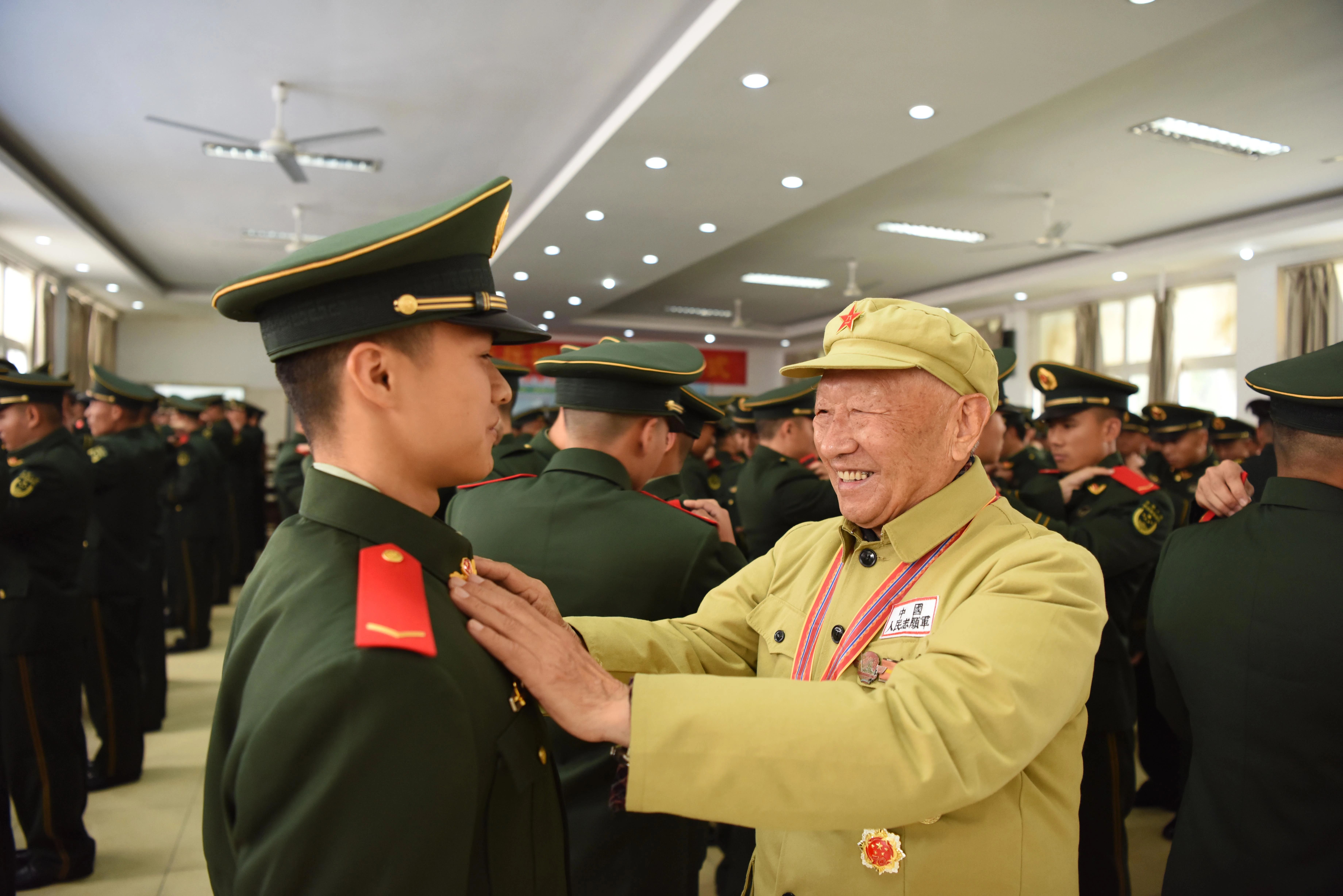 老兵与新兵，传承与成长的力量，老兵新兵携手并进，传承与成长的力量展现