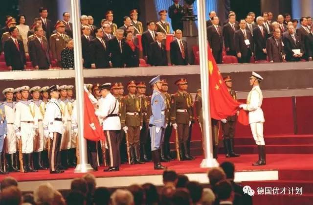 香港回归阅兵盛典回顾，重温1997年的辉煌时刻，香港回归阅兵盛典回顾，重温辉煌瞬间的历史印记（标题建议）