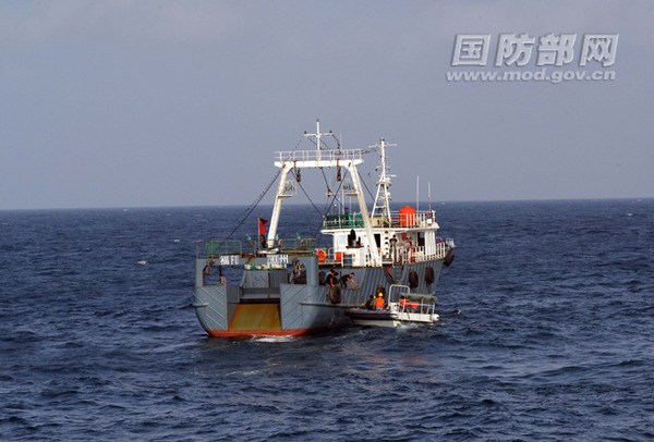 亚丁湾护航编队为渔船送上医疗物资，展现人道关怀与海上安全保护，亚丁湾护航编队展现人道关怀与海上安全保护，为渔船送上医疗物资