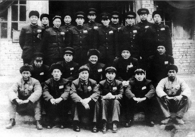 集团军长与普通军长，职责、角色与差异分析，集团军长与普通军长，职责、角色与对比分析