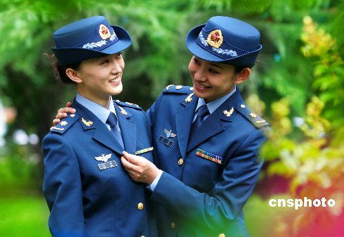男兵女兵，共同铸就国防的力量，男兵女兵，共同构筑国防力量之盾