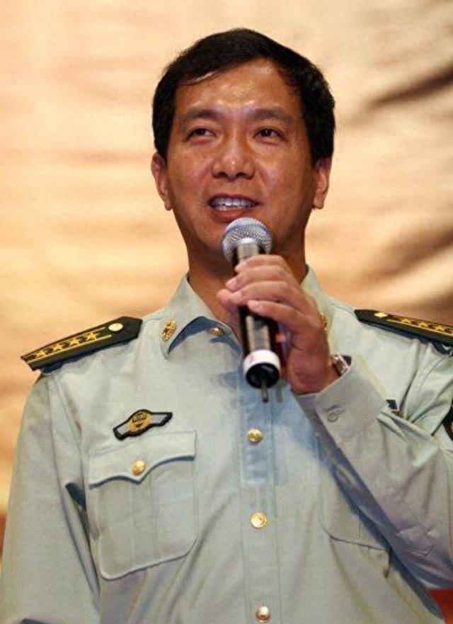 揭秘丁晓兵负伤照片背后的故事，谁拍下了这张感人至深的瞬间？，揭秘丁晓兵负伤照片背后的故事，瞬间拍摄者及感人至深的背后故事