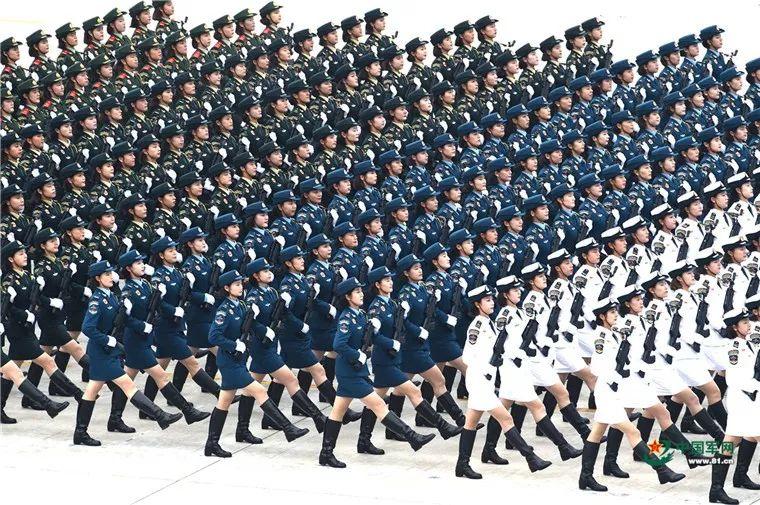 揭秘2019女兵方队中最耀眼的那颗星，最漂亮的女兵的风采，揭秘女兵方队中最亮眼之星，2019年最美女兵风采展露