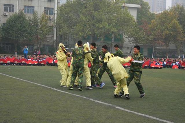 关于穿军装演出是否违法的探讨，穿军装演出是否违法，深度探讨与解析
