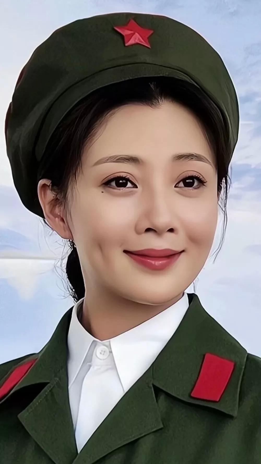 解放军女兵照片，展现力量与柔美的独特风采，解放军女兵风采，力量与柔美的独特魅力展示