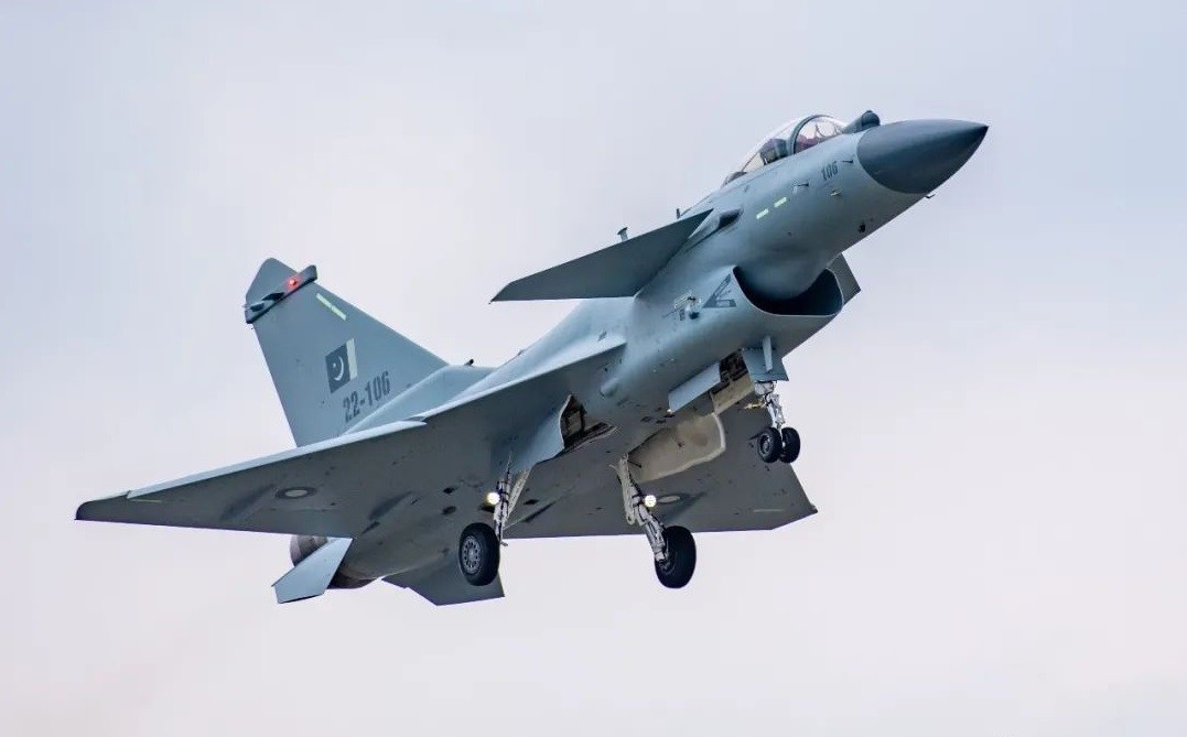 歼-10枭龙与F-15空中霸主的对决，一场技术进步的较量，歼-10枭龙对决F-15空中霸主，技术进步的较量