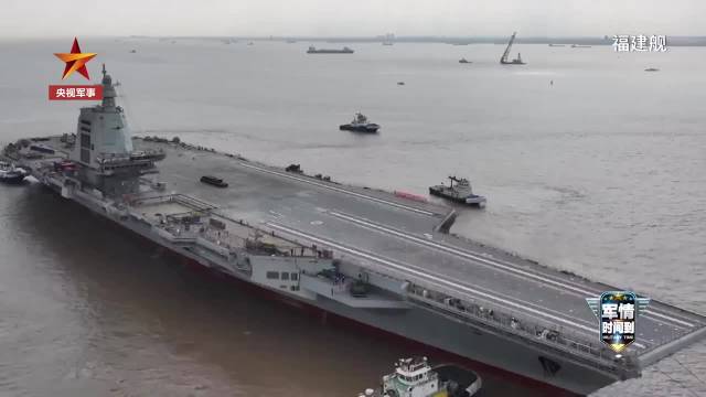 福建舰及其他中国海军舰艇的壮丽阵列，福建舰与中国海军舰艇壮丽阵列展露雄姿
