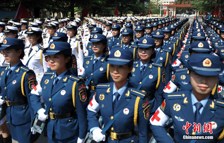 白求恩医疗方队中的受阅女兵，展现医疗领域的巾帼英雄风采，白求恩医疗方队中的巾帼英雄，受阅女兵展现医疗风采