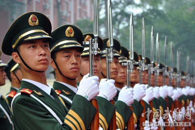 身高1米98能否成为仪仗队队员？解析与探讨，身高1米98能否成为仪仗队队员？深度解析与探讨
