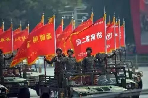 国庆70周年阅兵中的100面战旗，荣耀与力量的展现，国庆阅兵中的荣耀与力量，百面战旗展现辉煌历程