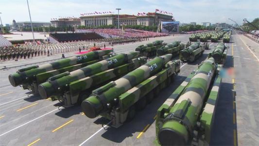 红旗飘扬，壮丽阅兵——纪念2019国庆大阅兵中的红旗16，红旗飘扬显国威，纪念2019国庆大阅兵中的红旗16防空导弹系统展演